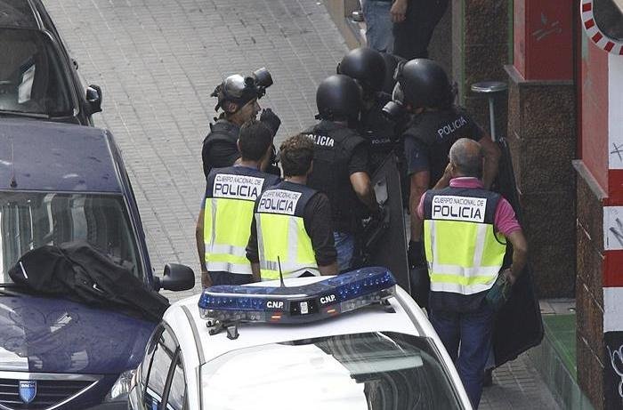 Efectivos policiales junto a la entrada del bar de Zaragoza