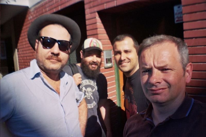 El grupo, durante uno de los descansos de la grabación en el estudio de Madrid.