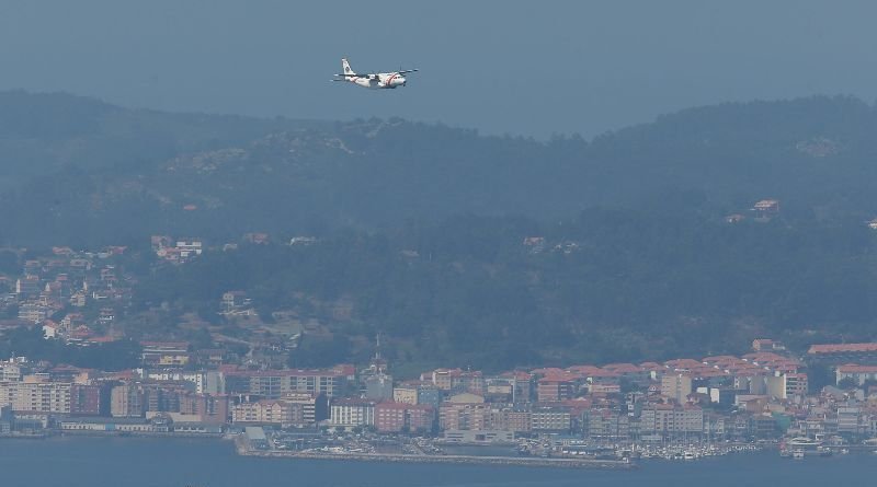 Un avión de Salvamento Marítimo, volando sobre la Ría de Vigo