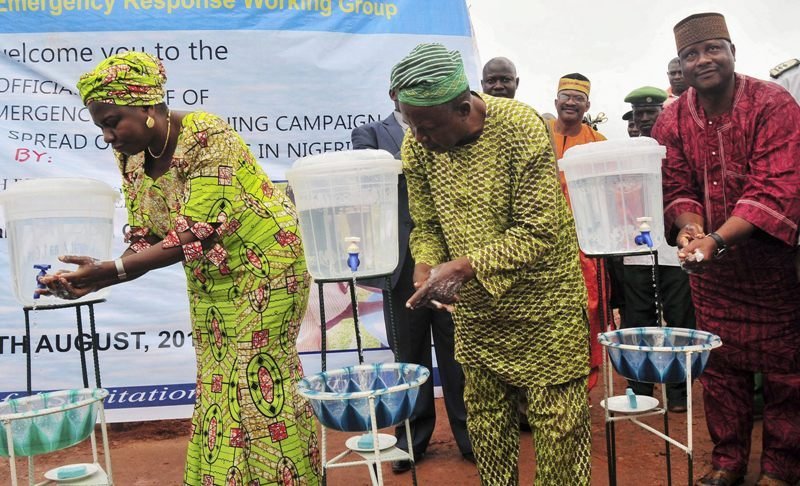 Varias autoridades de Nigeria se lavan las manos en una campaña de prevención de la enfermedad.