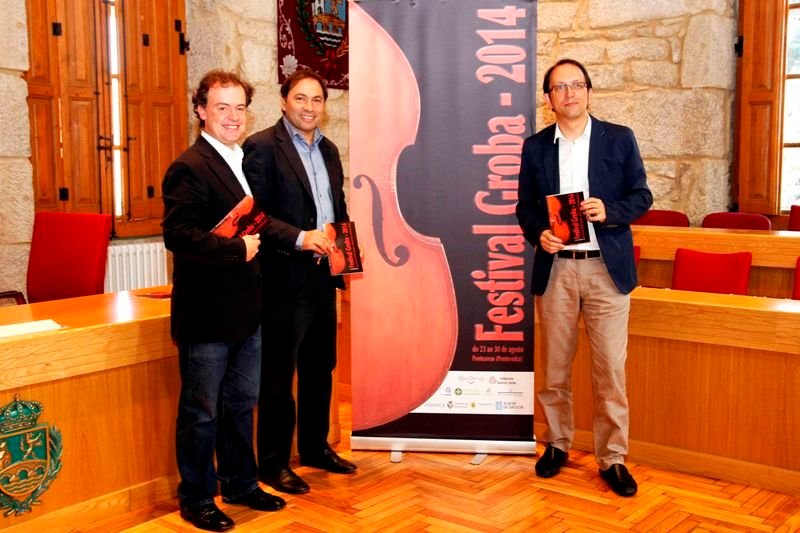 Rogelio Groba hijo, el alcalde de Ponteareas, Salvador Solla, y Anxo Lorenzo, ayer en la presentación del festival.