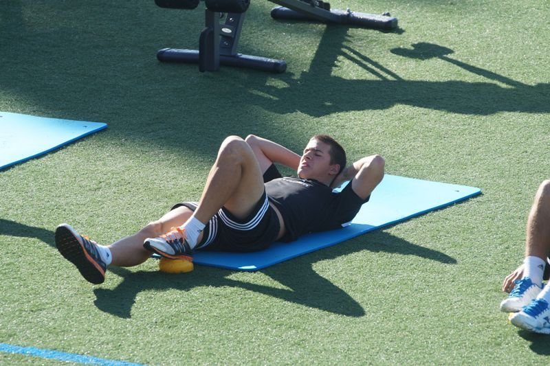 Santi Mina hace ejercicios físicos durante el entrenamiento de ayer.
