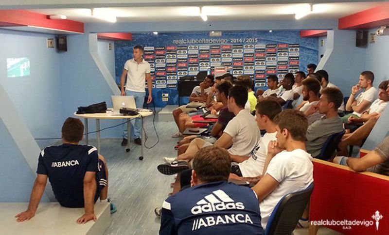Iglesias Villanueva da la charla a jugadores y técnicos celestes.