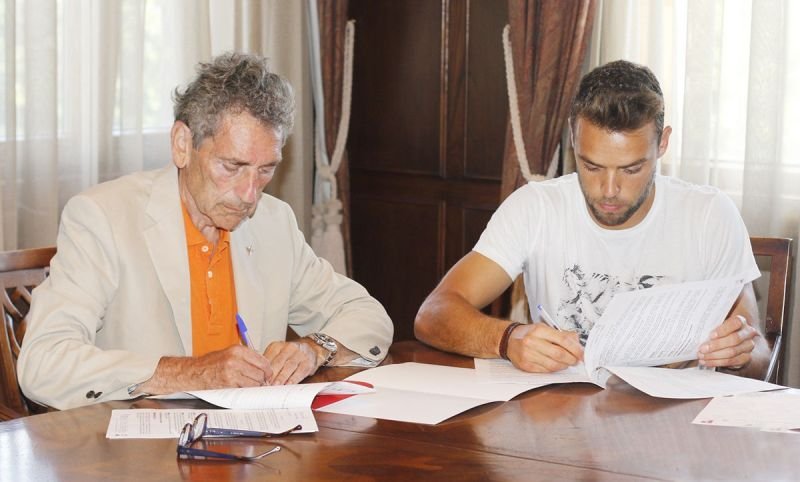 Carlos Mouriño, presidente del Celta, y Sergio Álvarez firmaron ayer la renovación del contrato.