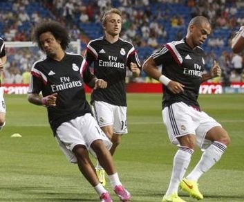 Modric, entre Marcelo y Pepe, en el calentamiento de la Supercopa.