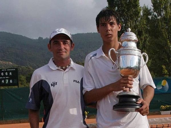 Toni Colom posa con Nadal tras la victoria de éste en Vigo en 2002.
