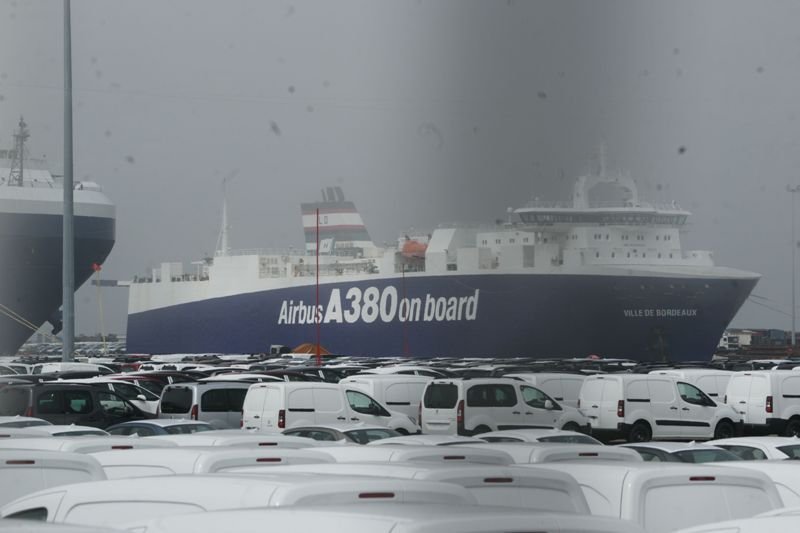 El barco de Airbus, ayer operando en la terminal de transbordadores de Bouzas.