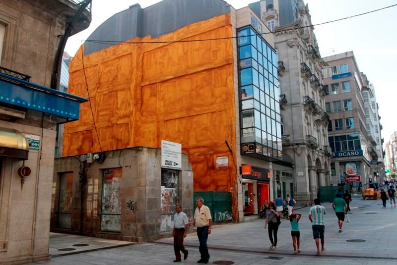 La lona con el mural de Lugrís tapará una medianera de la calle Príncipe.