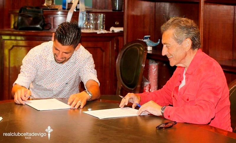 Manuel Agudo 'Nolito' y Carlos Mouriño firman el contrato que une al futbolista gaditano con el Celta hasta el 30 de junio de 2019.