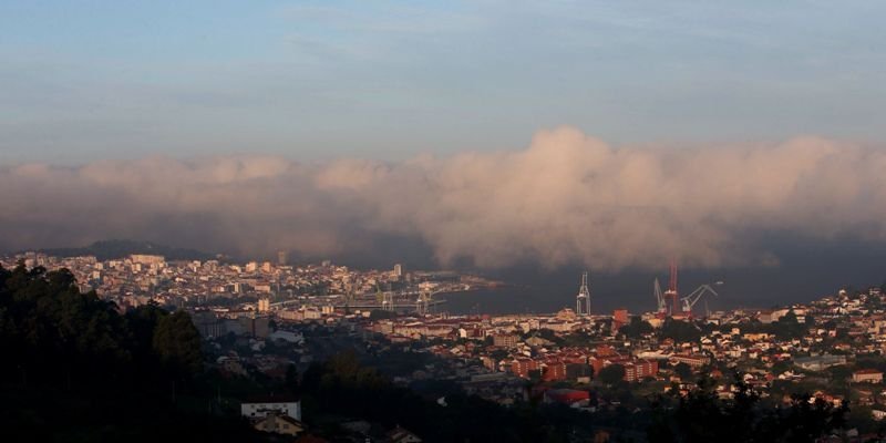 La niebla cubrió ayer  la totalidad de la ciudad durante buena parte de la mañana, retirándose hacia la costa según avanzaba el día.