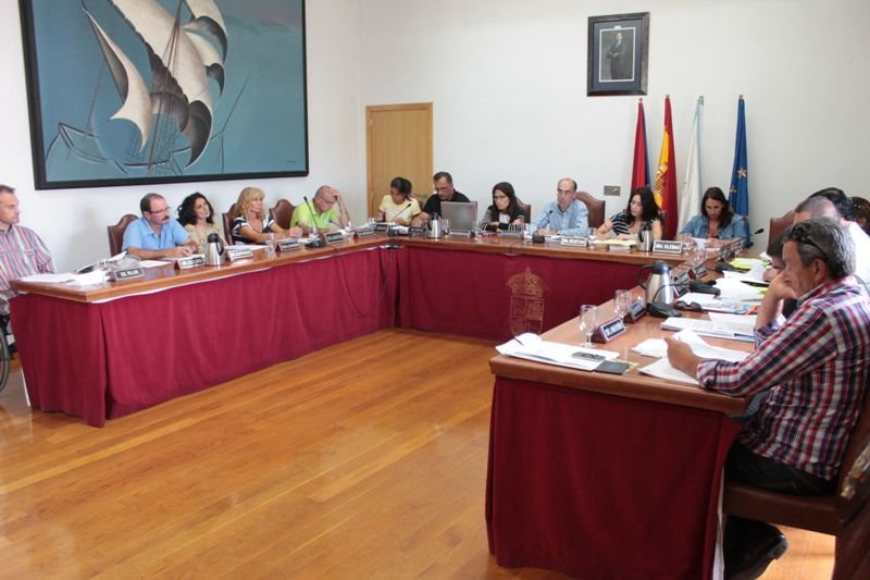La sesión plenaria se celebró con 16 concejales debido a la falta de Rosa Domínguez y Raúl Costas.