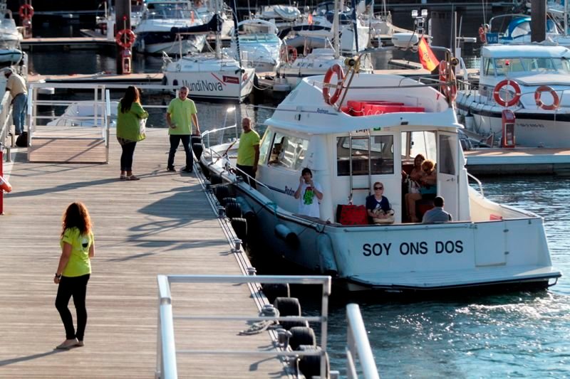 Un yate pequeño, de apenas 18 plazas, cubre estos días la línea marítima entre Vigo y Moaña, según Nabia por "problemas logísticos" de la temporada estival.