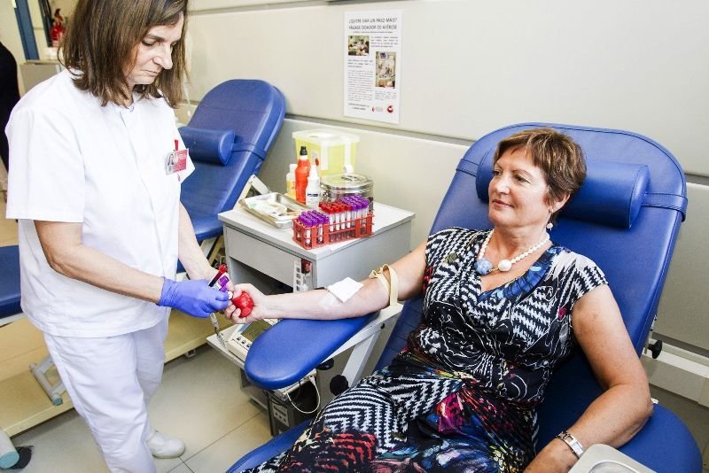 La conselleira acudió al Centro de Transfusiones de Galicia a donar sangre. 