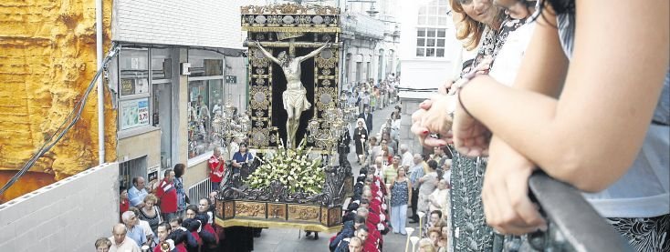El Cristo do Consolo volverá a salir por las calles de Cangas el domingo, 31 de agosto. Arriba, una de las últimas procesiones del Santísimo