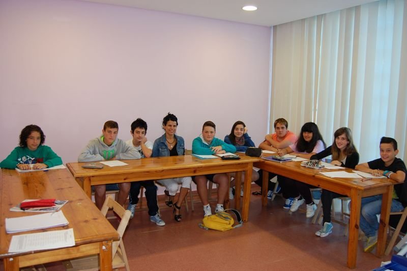 A las clases asisten trece alumnos de la ESO.