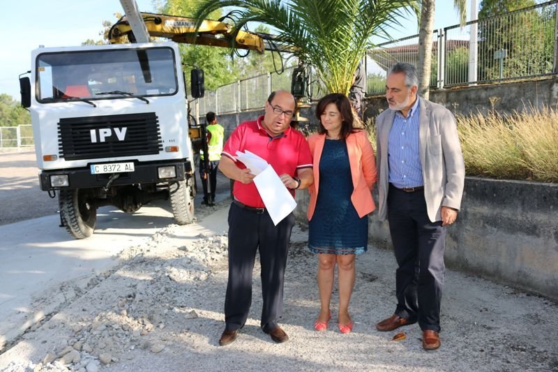 El delegado de la Xunta en Pontevedra visitó ayer las obras junto a la alcaldesa, Marisol González.