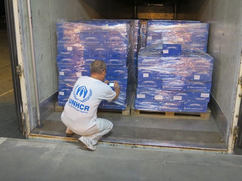 Un inspector de Naciones UNidas comprueba la carga de uno de los camiones rusos.