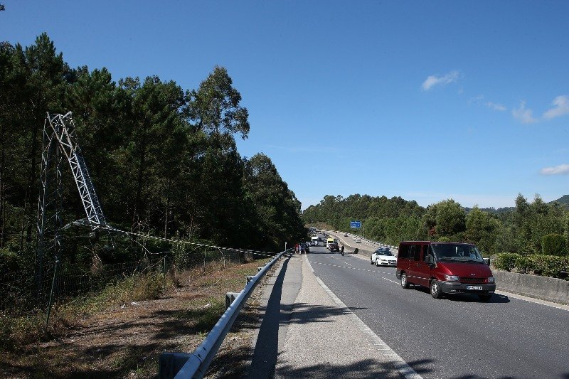 Restablecido el tráfico en la AG-57 tras la caída de cables de una torreta