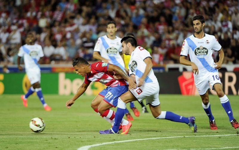 El jugador del Deportivo –que vistió con los colores de la bandera gallega– Insua presiona a Machís.
