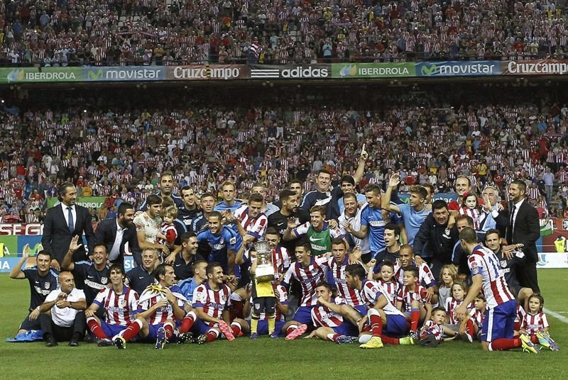 Los jugadores y el cuerpo técnico del Atlético posan con la Supercopa lograda el viernes ante el Real Madrid.