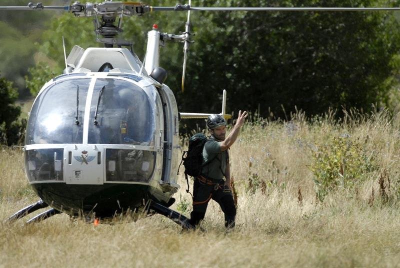 Un helicóptero de la Guardia Civil llega a Maraña, en el norte de la provincia de León