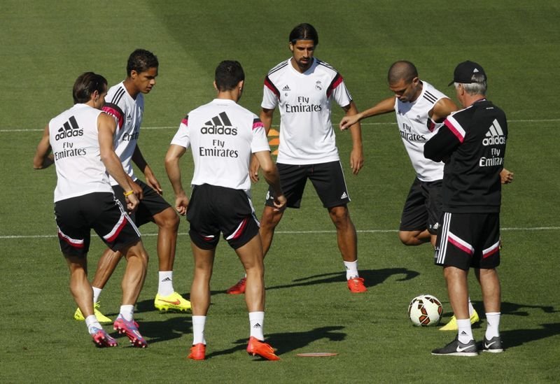 Ancelotti sigue los ejercicios de sus jugadores, entre ellos Khedira, ayer en Valdebebas.