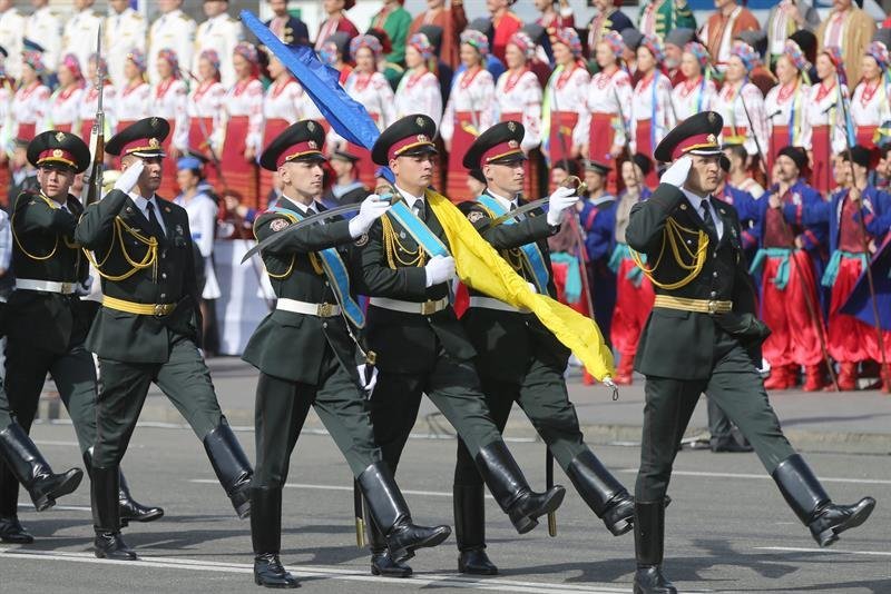 Poroshenko: "Ucrania fortalecerá su Ejército para defender su independencia"