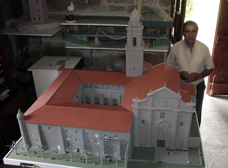 La representación del monasterio de Oia de 1,60m x 1,35m x 1,20m pesa más de 50 kilogramos y fue donada ayer por el maquetista.