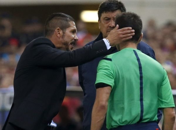 Simeone golpea al cuarto árbitro en el partido de vuelta de la Supercopa, el pasado viernes.