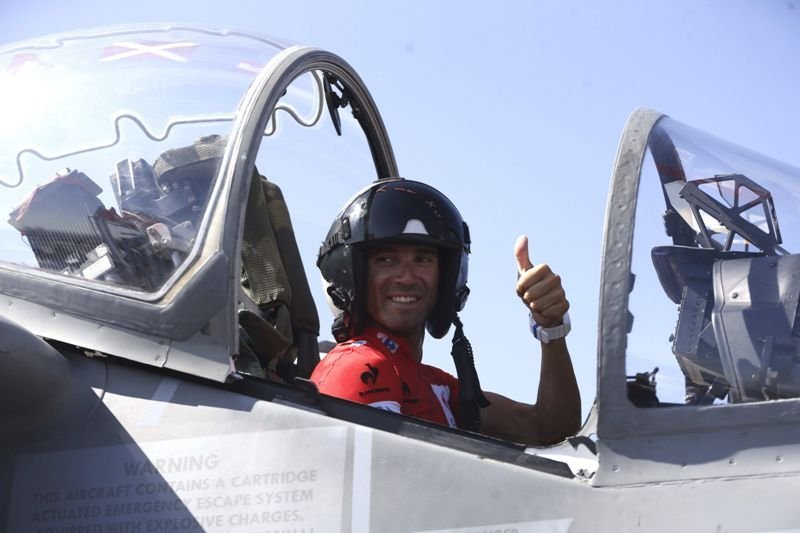 Alejandro Valverde, en uno de los aviones de la Armada, ya que La Vuelta salió ayer desde el portaaviones Juan Carlos I.