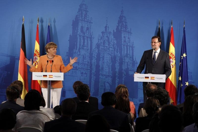Merkel y Rajoy, durante la rueda de prensa conjunta que ofrecieron al término de su encuentro en Santiago.