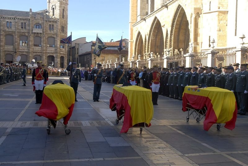 Los tres féretros, ante la fachada de la catedral de León, en donde se ofició el funeral. 