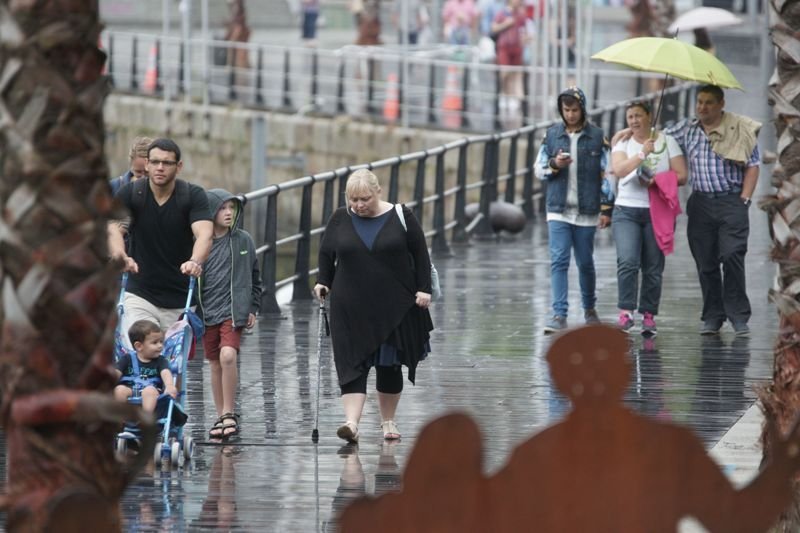 Los turistas se vieron sorprendidos por la lluvia a su llegada ayer a la ciudad, con un agosto más frío y húmedo que el del año pasado.