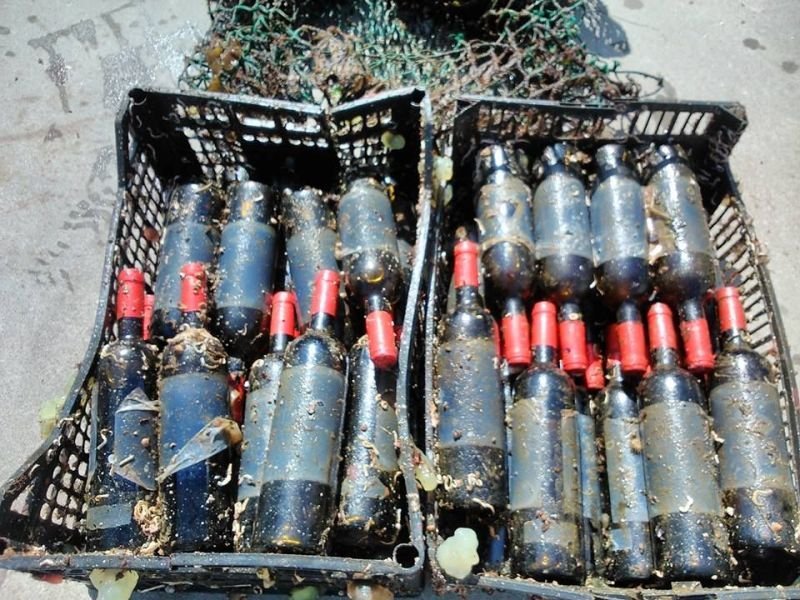 El proceso de recuperación de las cien botellas de albariño tras seis meses bajo el mar.