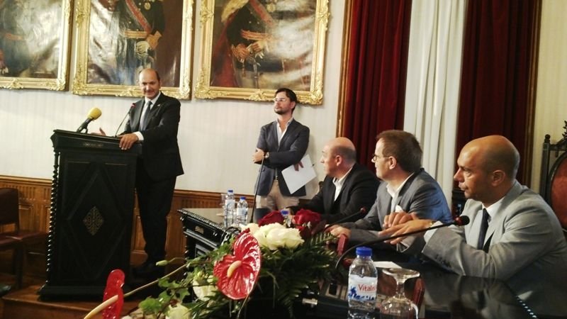 El presidente de la Diputación visitó ayer la Cámara Municipal de Peñafiel.