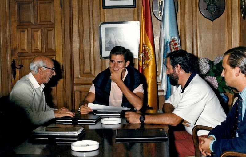 Felipe VI, Rey de España, durante una reunión en 1986 en la sala de juntas del Monte Real Club de Yates de Baiona.
