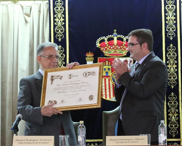 El alcalde Miguel Domínguez le hizo entrega de la 'orla' con el nombramiento.
