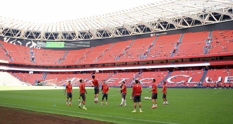 Jugadores del Athletic se entrenan en el nuevo estadio de San Mamés, ya totalmente acabado.