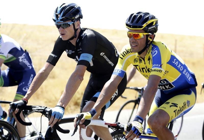 El ciclista británico del Sky Christhopher Froome (i) y el español del Tinkoff Saxo Bank Alberto Contador (d)
