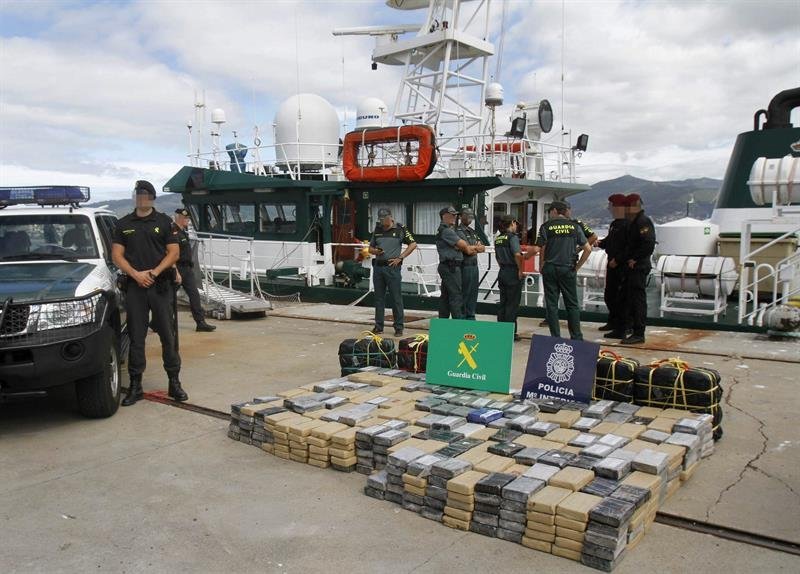 Agentes de la Guardia Civil charlan junto al cargamento requisado en el velero "Pandora Lys", cargado con 800 kilos de cocaína