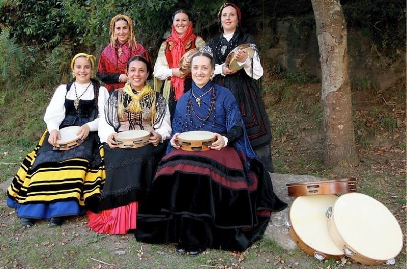Las pandereteiras de A Buxaina actuarán con el grupo de baile este sábado en Vilagarcía.