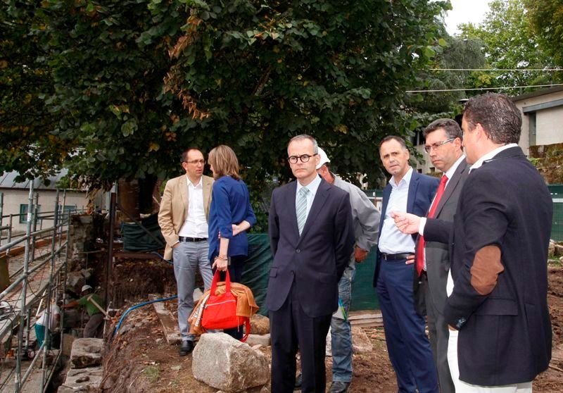 Xesús Vázquez ayer visitando las obras  del muro de San Simón en compañía del alcalde Javier Bas.