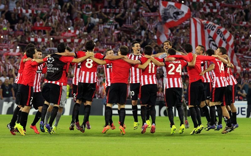 Los jugadores del Athletic celebran la histórica clasificación para la fase de grupos en el nuevo San Mamés.