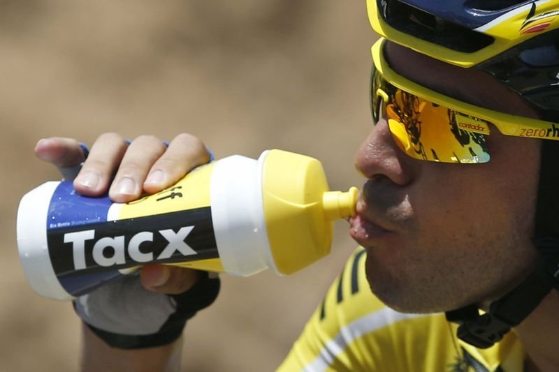 Contador se hidrata durante la calurosa jornada de ayer.