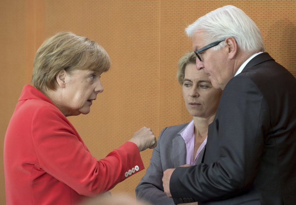 Merkel, con su ministra de Defensa, Ursula von der Leyen, y el ministro de Exteriores Fran Steinmeier.