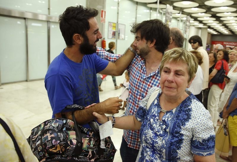 Rafael Martínez, con su hermano y su madre a su llegada al aeropuerto de Barajas desde Indonesia.