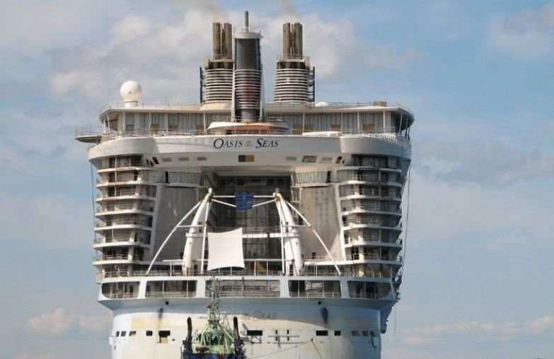 El "Oasis of the Seas", con sus 361 metros, navegando en su primer viaje. En un mes, en Vigo.