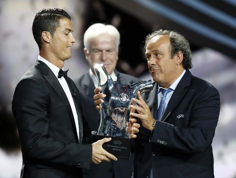 Platini entrega a Cristiano el trofeo de mejor jugador de Europa.