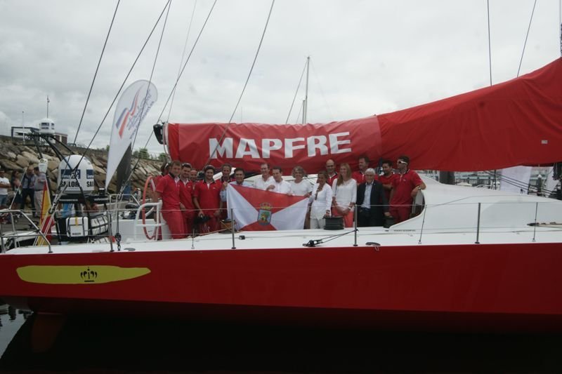 El alcalde, Abel Caballero, entregó la bandera de Vigo a la tripulación del Volvo Ocean 65 español.