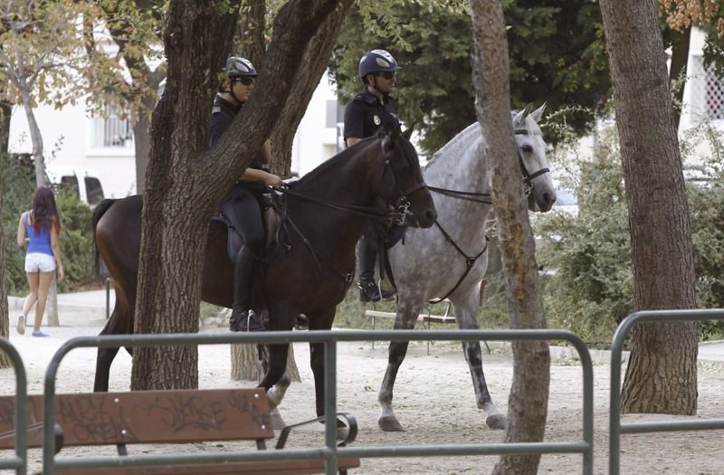 Una patrulla policial vigila a caballo el Parque Calero, en Madrid.